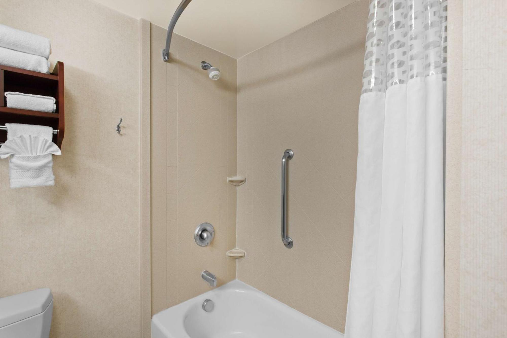 Hampton Inn & Suites Oakland Airport-Аламида Экстерьер фото